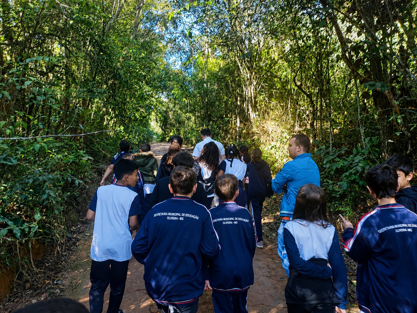 Estudantes em trilha guiada no Centro Ambiental Cedro, em Oliveira/MG