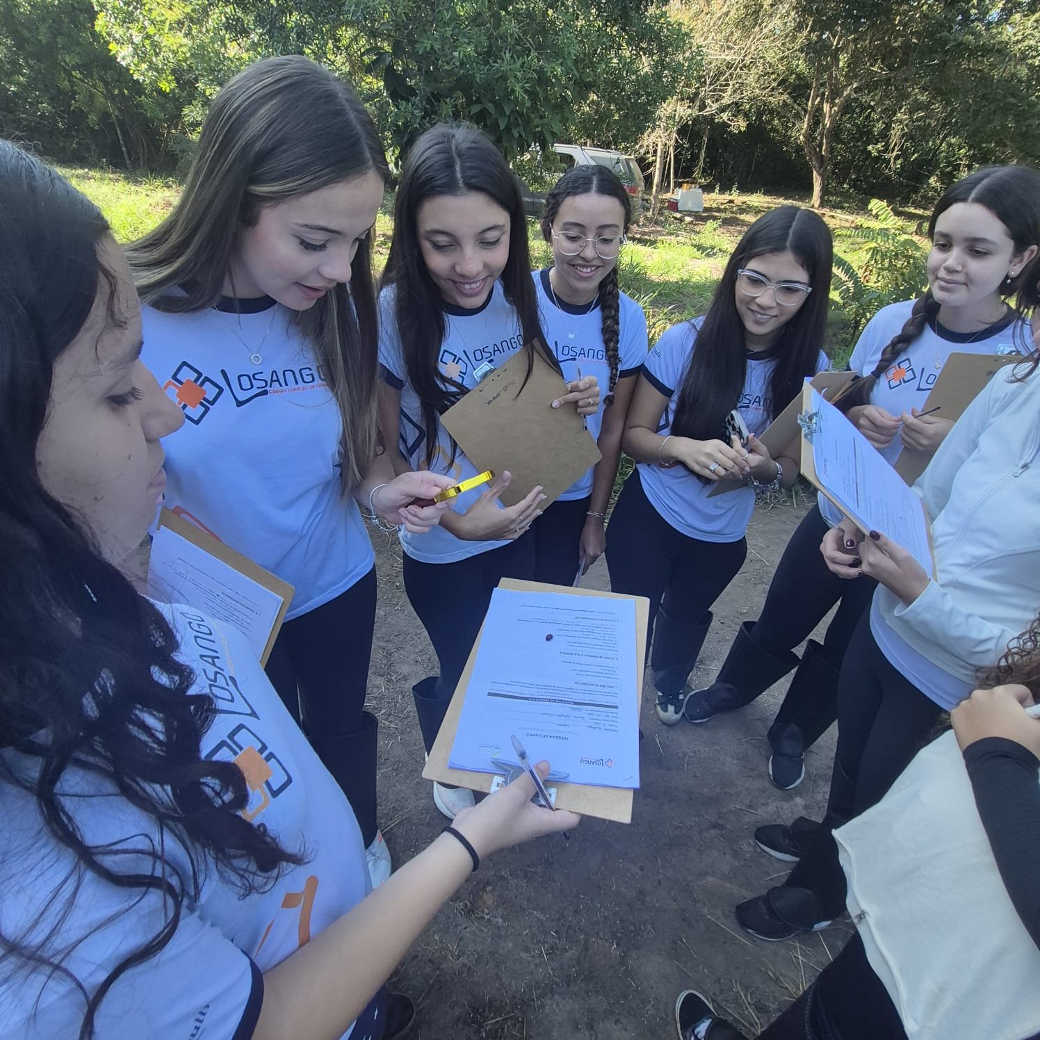 Estudantes em dinâmica de pesquisa de campo no Centro Ambiental Cedro