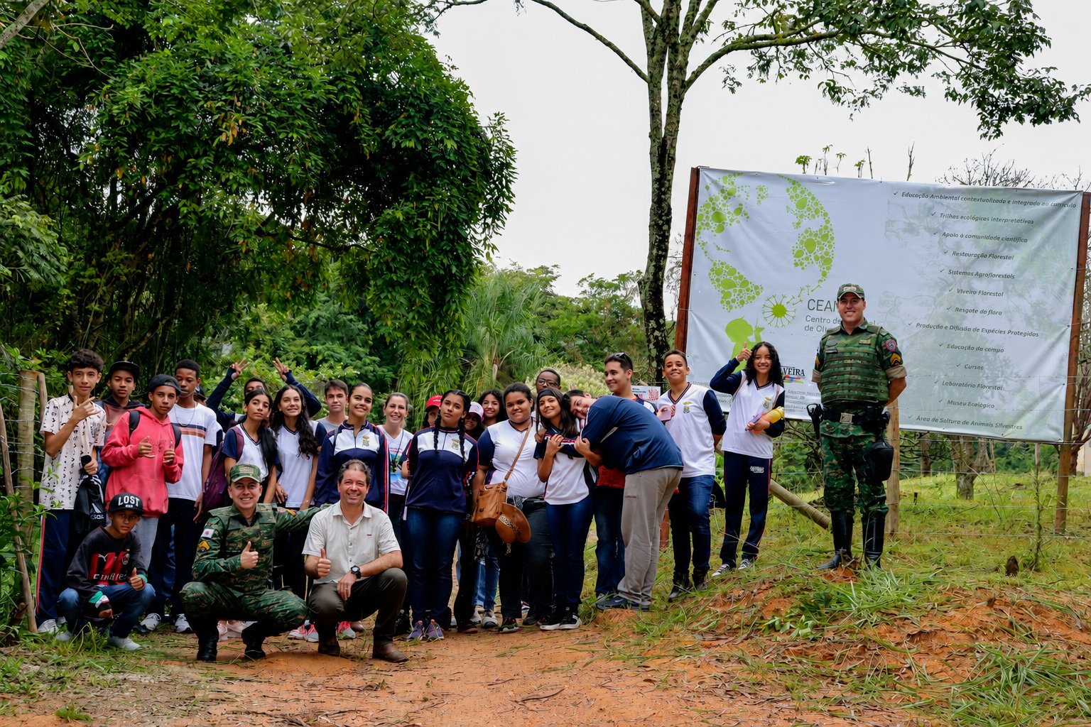 Turma de estudantes em visita ao Centro Ambiental Cedro