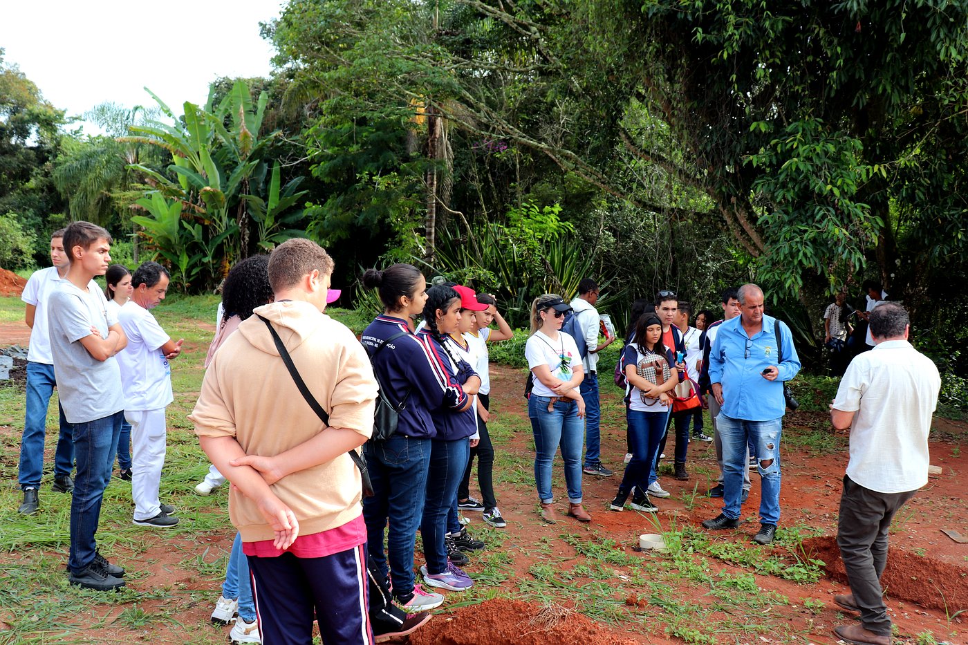Trilha interativa guiada no Centro Ambiental Cedro